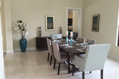Immagine di una grande sala da pranzo aperta verso il soggiorno tradizionale con pareti beige e nessun camino