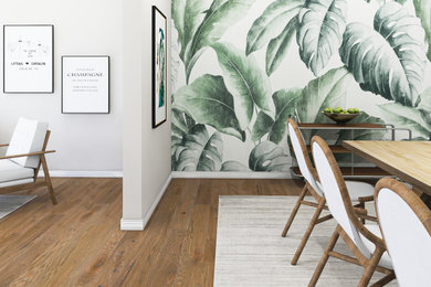 Modelo de comedor de cocina minimalista de tamaño medio con paredes verdes, suelo de contrachapado, suelo marrón y papel pintado