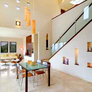 Diseño de comedor actual, grande, abierto, con suelo de travertino, suelo beige, paredes blancas, todas las chimeneas y marco de chimenea de madera
