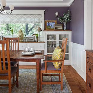 Immagine di una sala da pranzo stile americano chiusa e di medie dimensioni con pareti viola, pavimento in legno massello medio, nessun camino e pavimento marrone