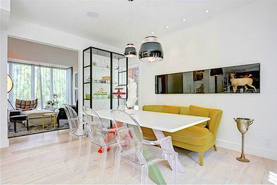 Imagen de comedor contemporáneo abierto sin chimenea con paredes blancas, suelo de madera clara y suelo beige
