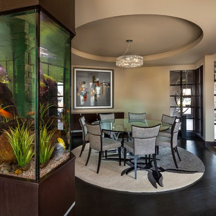 Modernes Esszimmer mit beiger Wandfarbe, dunklem Holzboden und schwarzem Boden in Denver