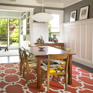 Idee per una piccola sala da pranzo minimal chiusa con pareti grigie, parquet scuro, nessun camino e pavimento marrone
