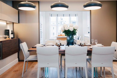 Imagen de comedor de cocina minimalista de tamaño medio con paredes beige, suelo de madera clara y suelo beige