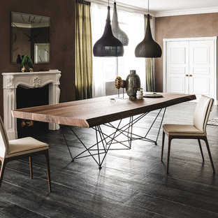 Inspiration för en stor vintage matplats med öppen planlösning, med bruna väggar, mörkt trägolv, en standard öppen spis och en spiselkrans i gips