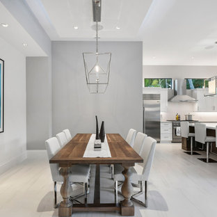 Idées déco pour une salle à manger ouverte sur le salon avec un mur gris, un sol en carrelage de porcelaine, un sol blanc et un plafond à caissons.