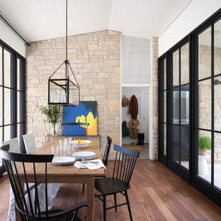 Foto de comedor de estilo de casa de campo con suelo de madera oscura