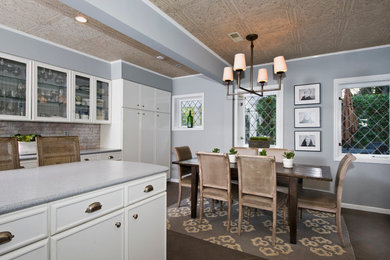 На фото: кухня-столовая среднего размера в стиле кантри с серыми стенами, коричневым полом и полом из керамической плитки