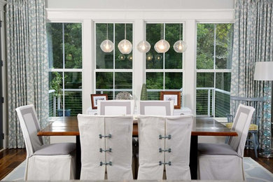 На фото: кухня-столовая среднего размера в стиле модернизм с серыми стенами и темным паркетным полом без камина