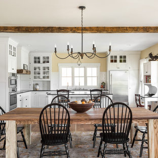 Imagen de comedor de cocina de estilo de casa de campo, grande, con paredes beige y suelo de madera en tonos medios