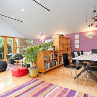 Ispirazione per una grande sala da pranzo boho chic con pareti viola e parquet chiaro
