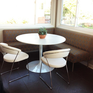 Ispirazione per una piccola sala da pranzo moderna con pareti beige e pavimento in ardesia