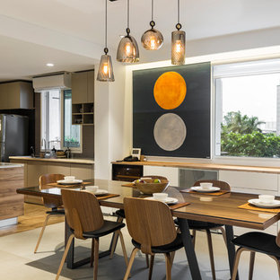 Foto di una sala da pranzo aperta verso la cucina contemporanea con pareti bianche e pavimento grigio