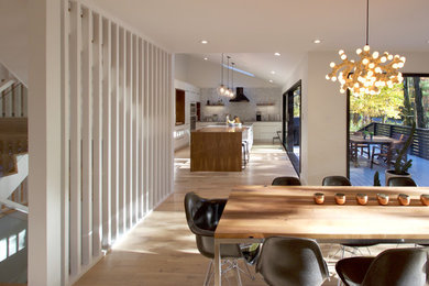 Foto de comedor de cocina contemporáneo grande sin chimenea con paredes blancas, suelo de madera clara y suelo beige