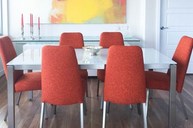Ispirazione per una sala da pranzo aperta verso il soggiorno moderna di medie dimensioni con pareti bianche e pavimento in legno massello medio
