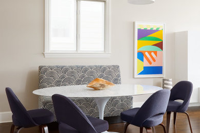 Aménagement d'une salle à manger contemporaine avec un mur beige, parquet foncé et un sol marron.