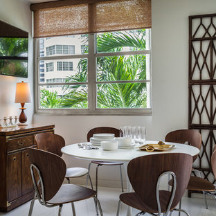 Kleines Kolonialstil Esszimmer mit weißer Wandfarbe, Porzellan-Bodenfliesen und weißem Boden in Miami