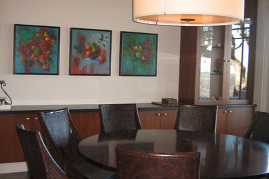 На фото: столовая среднего размера в стиле фьюжн с бежевыми стенами и полом из керамогранита