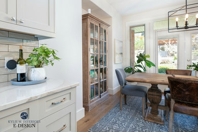 Inspiration pour une salle à manger ouverte sur la cuisine traditionnelle de taille moyenne avec un mur gris, parquet clair et un sol marron.