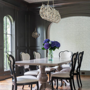 Idee per una sala da pranzo tradizionale con pareti nere, pavimento in legno massello medio, pavimento marrone, soffitto in carta da parati, pannellatura e carta da parati