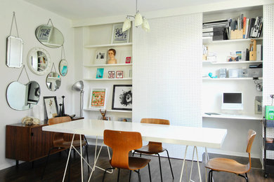 Стильный дизайн: столовая в стиле фьюжн с белыми стенами и темным паркетным полом - последний тренд