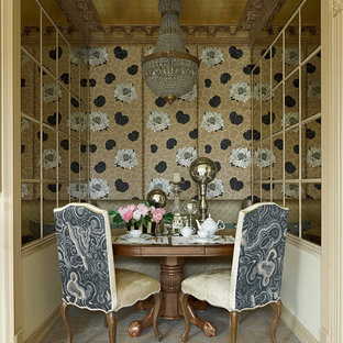 Foto di una piccola sala da pranzo tradizionale chiusa con pareti con effetto metallico e parquet chiaro