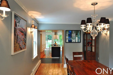 Стильный дизайн: кухня-столовая среднего размера в стиле неоклассика (современная классика) с светлым паркетным полом - последний тренд