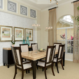 Idee per una sala da pranzo tradizionale chiusa e di medie dimensioni con pareti beige, moquette e nessun camino