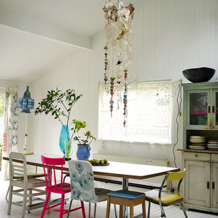 Foto di una sala da pranzo stile shabby con pareti bianche e pavimento in legno verniciato