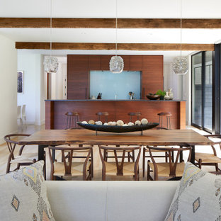 Inspiration för en stor rustik matplats med öppen planlösning, med beige väggar, ljust trägolv, en standard öppen spis och en spiselkrans i sten