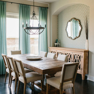 Ispirazione per una sala da pranzo stile marino chiusa con pareti bianche, parquet scuro, pavimento marrone e nessun camino