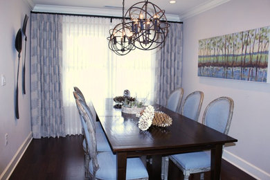 Идея дизайна: гостиная-столовая среднего размера в стиле неоклассика (современная классика) с серыми стенами и темным паркетным полом