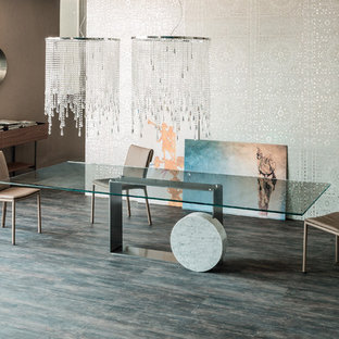 Foto di una grande sala da pranzo aperta verso il soggiorno industriale con pareti con effetto metallico, parquet scuro e pavimento grigio