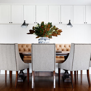 Foto de comedor de cocina marinero con paredes blancas, suelo de madera oscura y suelo marrón