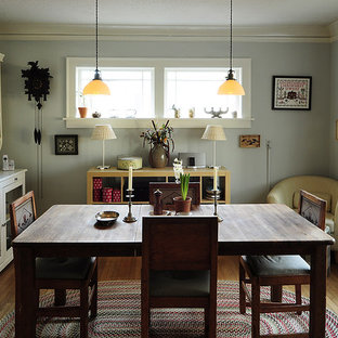 Idee per una sala da pranzo stile rurale con pareti grigie e pavimento in legno massello medio