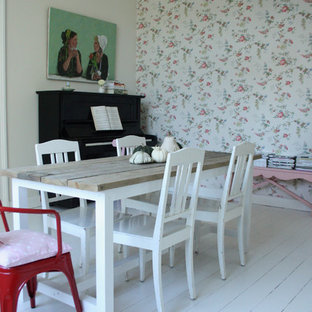 Diseño de comedor bohemio con suelo de madera pintada y paredes blancas