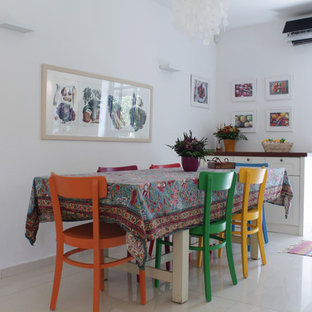 Immagine di una sala da pranzo bohémian con pareti bianche