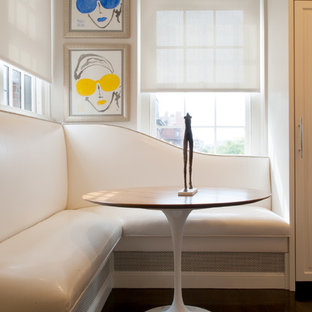 Imagen de comedor actual con paredes beige y suelo de madera oscura