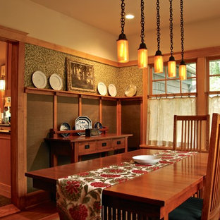 Imagen de comedor de estilo americano con paredes beige y suelo de madera en tonos medios