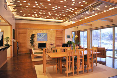 Imagen de comedor contemporáneo de tamaño medio abierto con paredes beige
