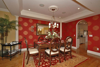 Diseño de comedor contemporáneo con paredes rojas y suelo marrón
