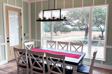 Modelo de comedor de cocina de estilo de casa de campo de tamaño medio con paredes verdes, suelo de baldosas de cerámica y suelo marrón