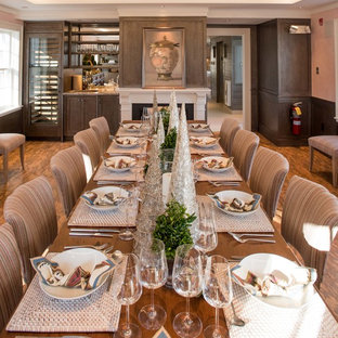 Immagine di una sala da pranzo contemporanea con pareti rosa, pavimento in sughero e cornice del camino in legno