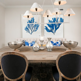 Inredning av en maritim mellanstor matplats med öppen planlösning, med beige väggar och travertin golv