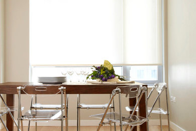 Idée de décoration pour une salle à manger ouverte sur le salon minimaliste de taille moyenne avec un mur beige, parquet clair et aucune cheminée.