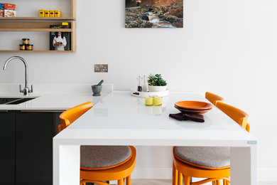 Aménagement d'une petite salle à manger ouverte sur la cuisine contemporaine avec un mur gris.