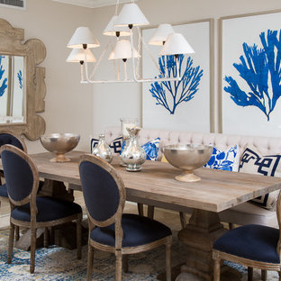 Imagen de comedor costero, de tamaño medio, con paredes beige y suelo de travertino