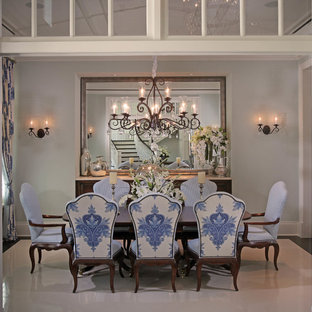 Geschlossenes, Mittelgroßes Kolonialstil Esszimmer mit blauer Wandfarbe in Miami