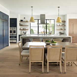 Ejemplo de comedor clásico renovado, extra grande, abierto, con suelo de madera clara, paredes blancas y suelo beige