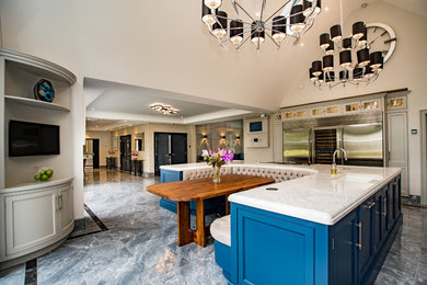 バッキンガムシャーにあるラグジュアリーなトランジショナルスタイルのおしゃれなダイニングキッチン (大理石の床、グレーの床、白い壁) の写真